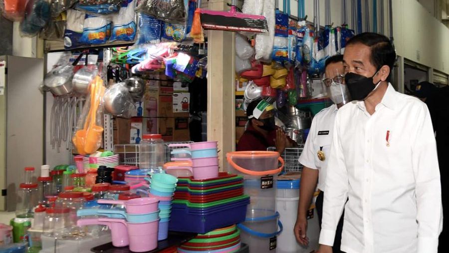 Presiden Jokowi melakukan Peresmian Rumah Susun, Kios, dan Fasilitas Pasar Rumput. (20/09/21). Turut mendampingi Men PUPR dan Gub DKI Jakarta. (Biro Pers Sekretariat Presiden/Rusman)