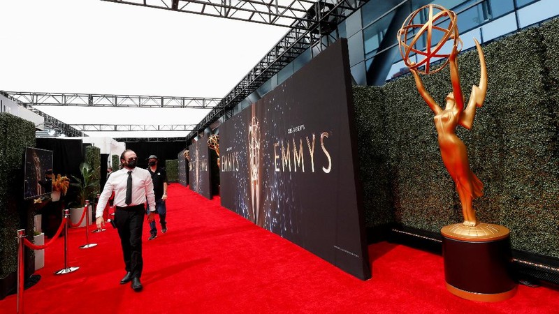 Showrunner Peter Morgan, Director Jessica Hobbs, Executive Producers Stephen Daldry, Robert Fox, Matthew Byam Shaw and Suzanne Mackie, and Producer Oona O'Beirn, pose at the Netflix UK Primetime Emmy Red Carpet for 