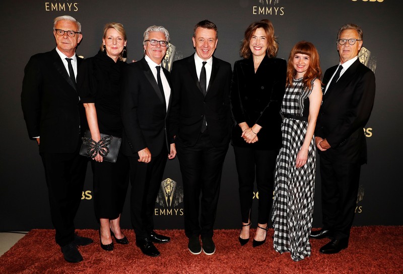 Showrunner Peter Morgan, Sutradara Jessica Hobbs, Produser Eksekutif Stephen Daldry, Robert Fox, Matthew Byam Shaw dan Suzanne Mackie, dan Produser Oona O'Beirn, berpose di Netflix UK Primetime Emmy Red Carpet untuk Showrunner Peter Morgan, Director Jessica Hobbs, Executive Producers Stephen Daldry, Robert Fox, Matthew Byam Shaw and Suzanne Mackie, and Producer Oona O'Beirn, pose at the Netflix UK Primetime Emmy Red Carpet for