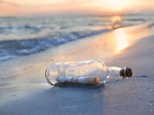 Cerita Pasutri Lempar Surat Botol ke Laut, Baru Ditemukan Setelah 16 Tahun