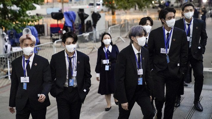 BTS di sidang PBB Members of the South Korean band BTS arrive to security check-in at United Nations headquarters, Monday, Sept. 20, 2021, during the 76th Session of the U.N. General Assembly in New York. (AP Photo/John Minchillo, Pool)