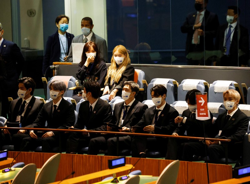 BTS di sidang PBB Members of the South Korean band BTS walk near the United Nations headquarters during the 76th Session of the United Nations General Assembly in Manhattan, New York, U.S., September 20, 2021. REUTERS/Eduardo Munoz