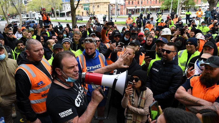 Construction workers and far right activists protest against coronavirus disease (COVID-19) restrictions on the West Gate Freeway in Melbourne, Australia, September 21, 2021.  AAP Image/James Ross via REUTERS  ATTENTION EDITORS - THIS IMAGE WAS PROVIDED BY A THIRD PARTY. NO RESALES. NO ARCHIVES. AUSTRALIA OUT. NEW ZEALAND OUT