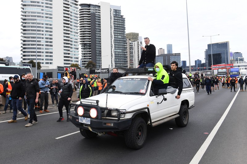 Demo Pekerja Konstruk di Melbourne Australia Construction workers and far right activists protest against coronavirus disease (COVID-19) restrictions on the West Gate Freeway in Melbourne, Australia, September 21, 2021. AAP Image/James Ross via REUTERS ATTENTION EDITORS - THIS IMAGE WAS PROVIDED BY A THIRD PARTY. NO RESALES. NO ARCHIVES. AUSTRALIA OUT. NEW ZEALAND OUT