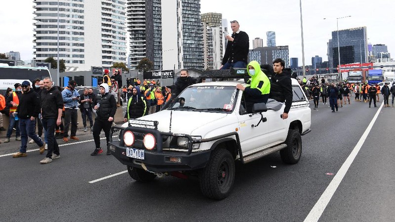 Construction workers and far right activists protest against coronavirus disease (COVID-19) restrictions on the West Gate Freeway in Melbourne, Australia, September 21, 2021.  AAP Image/James Ross via REUTERS  ATTENTION EDITORS - THIS IMAGE WAS PROVIDED BY A THIRD PARTY. NO RESALES. NO ARCHIVES. AUSTRALIA OUT. NEW ZEALAND OUT