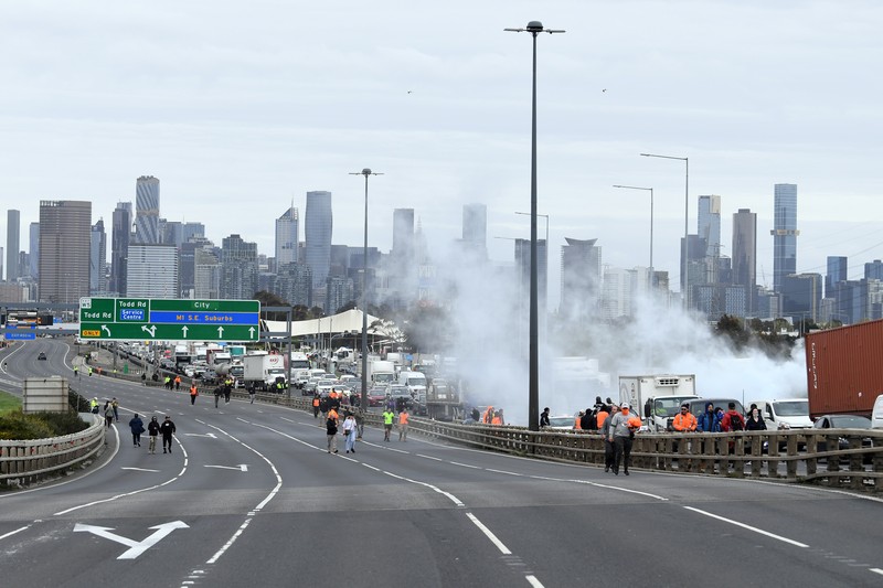 Demo Pekerja Konstruk di Melbourne Australia Construction workers and far right activists protest against coronavirus disease (COVID-19) restrictions on the West Gate Freeway in Melbourne, Australia, September 21, 2021. AAP Image/James Ross via REUTERS ATTENTION EDITORS - THIS IMAGE WAS PROVIDED BY A THIRD PARTY. NO RESALES. NO ARCHIVES. AUSTRALIA OUT. NEW ZEALAND OUT