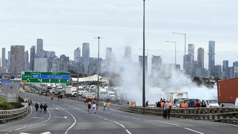 Construction workers and far right activists protest against coronavirus disease (COVID-19) restrictions on the West Gate Freeway in Melbourne, Australia, September 21, 2021.  AAP Image/James Ross via REUTERS  ATTENTION EDITORS - THIS IMAGE WAS PROVIDED BY A THIRD PARTY. NO RESALES. NO ARCHIVES. AUSTRALIA OUT. NEW ZEALAND OUT