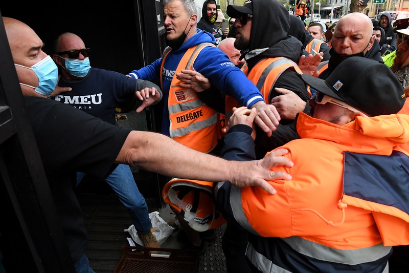 Demo Pekerja Konstruk di Melbourne Australia Construction workers and far right activists protest against coronavirus disease (COVID-19) restrictions on the West Gate Freeway in Melbourne, Australia, September 21, 2021. AAP Image/James Ross via REUTERS ATTENTION EDITORS - THIS IMAGE WAS PROVIDED BY A THIRD PARTY. NO RESALES. NO ARCHIVES. AUSTRALIA OUT. NEW ZEALAND OUT