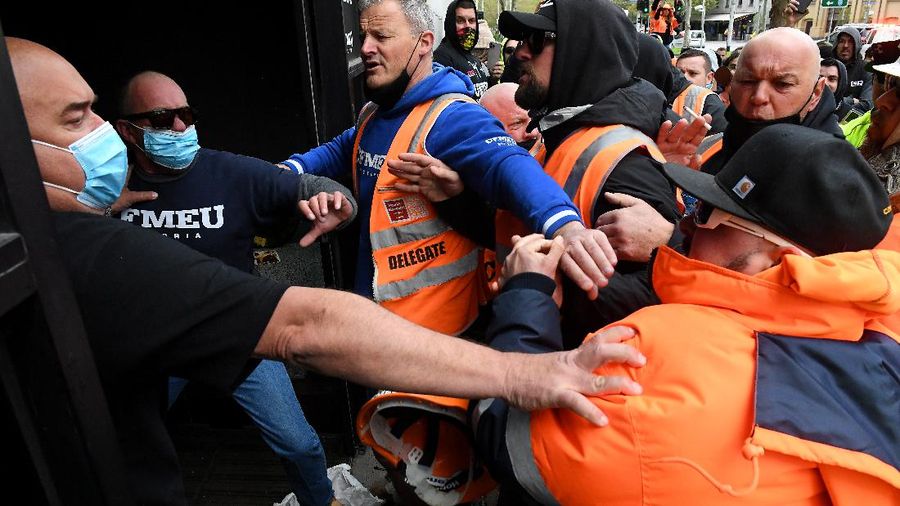 Construction workers and far right activists protest against coronavirus disease (COVID-19) restrictions on the West Gate Freeway in Melbourne, Australia, September 21, 2021.  AAP Image/James Ross via REUTERS  ATTENTION EDITORS - THIS IMAGE WAS PROVIDED BY A THIRD PARTY. NO RESALES. NO ARCHIVES. AUSTRALIA OUT. NEW ZEALAND OUT