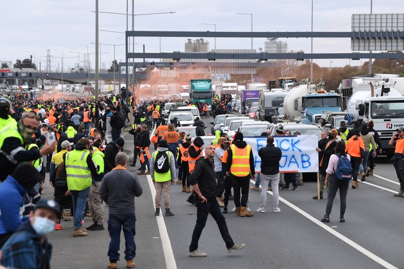 Demo Pekerja Konstruk di Melbourne Australia Construction workers and far right activists protest against coronavirus disease (COVID-19) restrictions on the West Gate Freeway in Melbourne, Australia, September 21, 2021. AAP Image/James Ross via REUTERS ATTENTION EDITORS - THIS IMAGE WAS PROVIDED BY A THIRD PARTY. NO RESALES. NO ARCHIVES. AUSTRALIA OUT. NEW ZEALAND OUT
