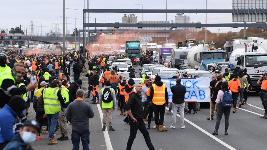 Construction workers and far right activists protest against coronavirus disease (COVID-19) restrictions on the West Gate Freeway in Melbourne, Australia, September 21, 2021.  AAP Image/James Ross via REUTERS  ATTENTION EDITORS - THIS IMAGE WAS PROVIDED BY A THIRD PARTY. NO RESALES. NO ARCHIVES. AUSTRALIA OUT. NEW ZEALAND OUT
