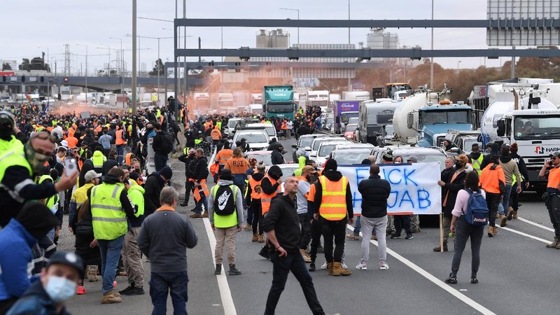 Construction workers and far right activists protest against coronavirus disease (COVID-19) restrictions on the West Gate Freeway in Melbourne, Australia, September 21, 2021.  AAP Image/James Ross via REUTERS  ATTENTION EDITORS - THIS IMAGE WAS PROVIDED BY A THIRD PARTY. NO RESALES. NO ARCHIVES. AUSTRALIA OUT. NEW ZEALAND OUT