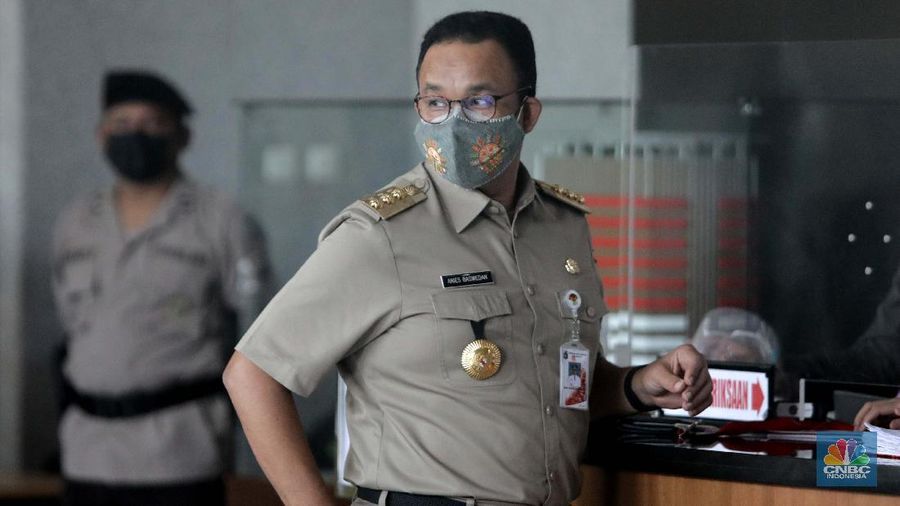 Gubernur DKI Jakarta Anies Baswedan tiba di Gedung Merah Putih KPK di Jakarta, Selasa (21/9). Anies penuhin panggilan KPK sebagai saksi atas kasus dugaan korupsi pengadaan lahan di Munjul, Kelurahan Pondok Ranggon, Kecamatan Cipayung, Jakarta Timur tahun 2019 dengan tersangka Direktur Utama Perusahaan Umum Daerah Pembangunan Sarana Jaya, Yoory Corneles Pinontoan. (CNBC Indonesia/ Muhammad Sabki)