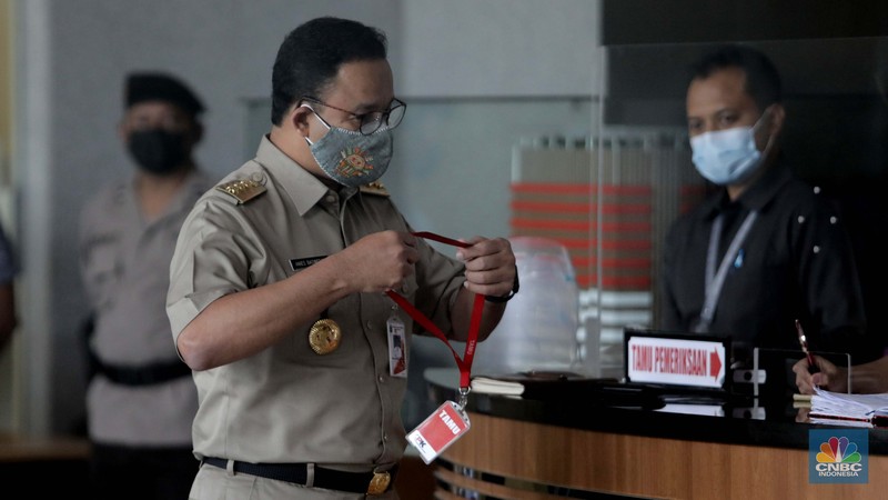 Gubernur DKI Jakarta Anies Baswedan tiba di Gedung Merah Putih KPK di Jakarta, Selasa (21/9). Anies penuhin panggilan KPK sebagai saksi atas kasus dugaan korupsi pengadaan lahan di Munjul, Kelurahan Pondok Ranggon, Kecamatan Cipayung, Jakarta Timur tahun 2019 dengan tersangka Direktur Utama Perusahaan Umum Daerah Pembangunan Sarana Jaya, Yoory Corneles Pinontoan. (CNBC Indonesia/ Muhammad Sabki) Gubernur DKI Jakarta Anies Baswedan tiba di Gedung Merah Putih KPK di Jakarta, Selasa (21/9). Anies penuhin panggilan KPK sebagai saksi atas kasus dugaan korupsi pengadaan lahan di Munjul, Kelurahan Pondok Ranggon, Kecamatan Cipayung, Jakarta Timur tahun 2019 dengan tersangka Direktur Utama Perusahaan Umum Daerah Pembangunan Sarana Jaya, Yoory Corneles Pinontoan. (CNBC Indonesia/ Muhammad Sabki)