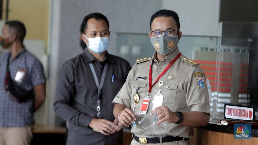 Gubernur DKI Jakarta Anies Baswedan tiba di Gedung Merah Putih KPK di Jakarta, Selasa (21/9). Anies penuhin panggilan KPK sebagai saksi atas kasus dugaan korupsi pengadaan lahan di Munjul, Kelurahan Pondok Ranggon, Kecamatan Cipayung, Jakarta Timur tahun 2019 dengan tersangka Direktur Utama Perusahaan Umum Daerah Pembangunan Sarana Jaya, Yoory Corneles Pinontoan. (CNBC Indonesia/ Muhammad Sabki)
