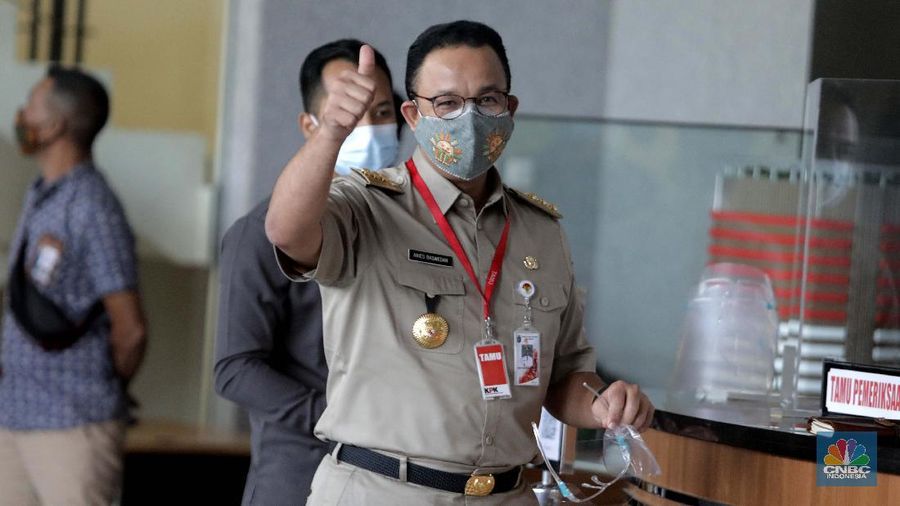Gubernur DKI Jakarta Anies Baswedan tiba di Gedung Merah Putih KPK di Jakarta, Selasa (21/9). Anies penuhin panggilan KPK sebagai saksi atas kasus dugaan korupsi pengadaan lahan di Munjul, Kelurahan Pondok Ranggon, Kecamatan Cipayung, Jakarta Timur tahun 2019 dengan tersangka Direktur Utama Perusahaan Umum Daerah Pembangunan Sarana Jaya, Yoory Corneles Pinontoan. (վ/ Muhammad Sabki)