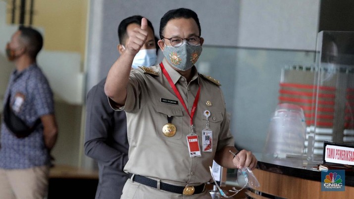Gubernur DKI Jakarta Anies Baswedan tiba di Gedung Merah Putih KPK di Jakarta, Selasa (21/9). Anies penuhin panggilan KPK sebagai saksi atas kasus dugaan korupsi pengadaan lahan di Munjul, Kelurahan Pondok Ranggon, Kecamatan Cipayung, Jakarta Timur tahun 2019 dengan tersangka Direktur Utama Perusahaan Umum Daerah Pembangunan Sarana Jaya, Yoory Corneles Pinontoan. (CNBC Indonesia/ Muhammad Sabki)