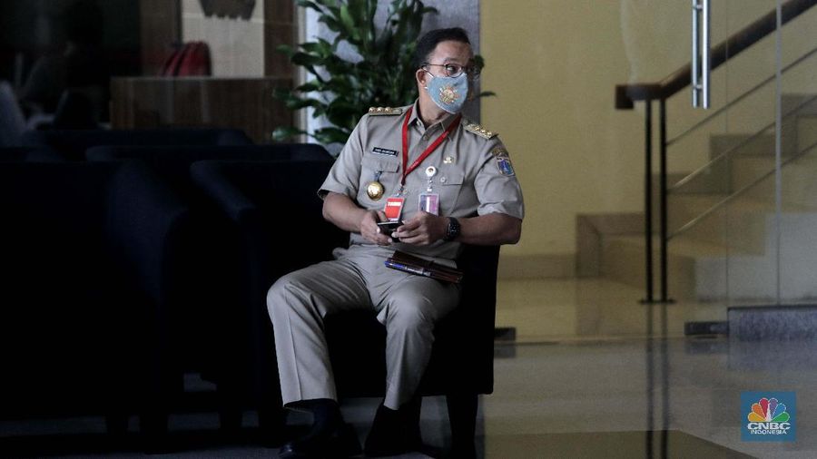 Gubernur DKI Jakarta Anies Baswedan tiba di Gedung Merah Putih KPK di Jakarta, Selasa (21/9). Anies penuhin panggilan KPK sebagai saksi atas kasus dugaan korupsi pengadaan lahan di Munjul, Kelurahan Pondok Ranggon, Kecamatan Cipayung, Jakarta Timur tahun 2019 dengan tersangka Direktur Utama Perusahaan Umum Daerah Pembangunan Sarana Jaya, Yoory Corneles Pinontoan. (CNBC Indonesia/ Muhammad Sabki)