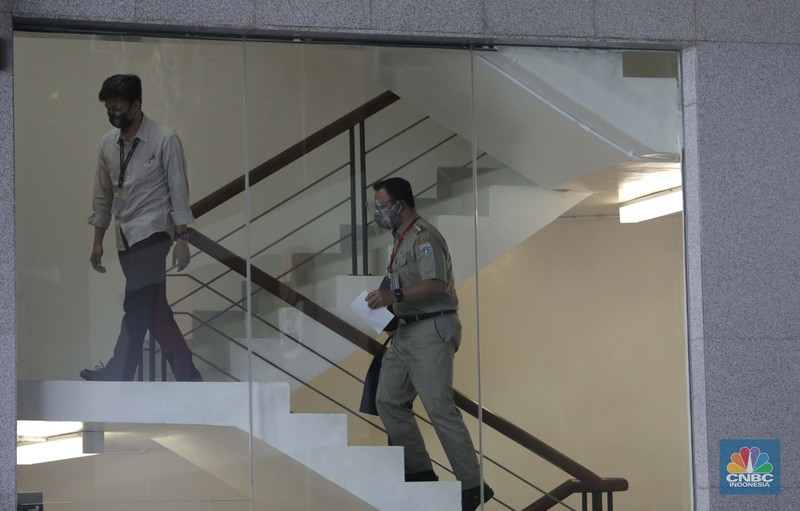 Gubernur DKI Jakarta Anies Baswedan tiba di Gedung Merah Putih KPK di Jakarta, Selasa (21/9). Anies penuhin panggilan KPK sebagai saksi atas kasus dugaan korupsi pengadaan lahan di Munjul, Kelurahan Pondok Ranggon, Kecamatan Cipayung, Jakarta Timur tahun 2019 dengan tersangka Direktur Utama Perusahaan Umum Daerah Pembangunan Sarana Jaya, Yoory Corneles Pinontoan. (CNBC Indonesia/ Muhammad Sabki)