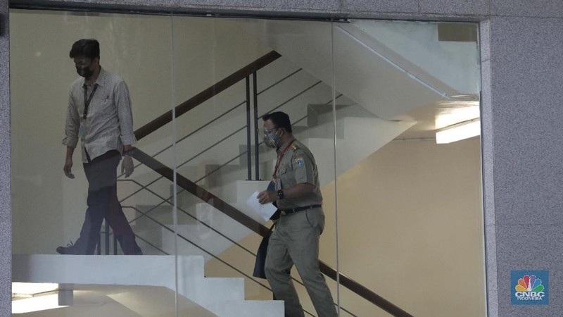 Gubernur DKI Jakarta Anies Baswedan tiba di Gedung Merah Putih KPK di Jakarta, Selasa (21/9). Anies penuhin panggilan KPK sebagai saksi atas kasus dugaan korupsi pengadaan lahan di Munjul, Kelurahan Pondok Ranggon, Kecamatan Cipayung, Jakarta Timur tahun 2019 dengan tersangka Direktur Utama Perusahaan Umum Daerah Pembangunan Sarana Jaya, Yoory Corneles Pinontoan. (CNBC Indonesia/ Muhammad Sabki)