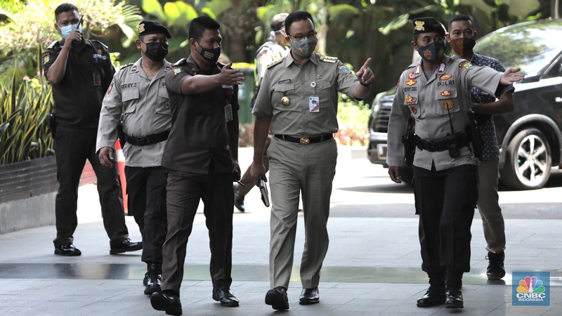 Gubernur DKI Jakarta Anies Baswedan tiba di Gedung Merah Putih KPK di Jakarta, Selasa (21/9). Anies penuhin panggilan KPK sebagai saksi atas kasus dugaan korupsi pengadaan lahan di Munjul, Kelurahan Pondok Ranggon, Kecamatan Cipayung, Jakarta Timur tahun 2019 dengan tersangka Direktur Utama Perusahaan Umum Daerah Pembangunan Sarana Jaya, Yoory Corneles Pinontoan. (CNBC Indonesia/ Muhammad Sabki) Gubernur DKI Jakarta Anies Baswedan tiba di Gedung Merah Putih KPK di Jakarta, Selasa (21/9). Anies penuhin panggilan KPK sebagai saksi atas kasus dugaan korupsi pengadaan lahan di Munjul, Kelurahan Pondok Ranggon, Kecamatan Cipayung, Jakarta Timur tahun 2019 dengan tersangka Direktur Utama Perusahaan Umum Daerah Pembangunan Sarana Jaya, Yoory Corneles Pinontoan. (CNBC Indonesia/ Muhammad Sabki)