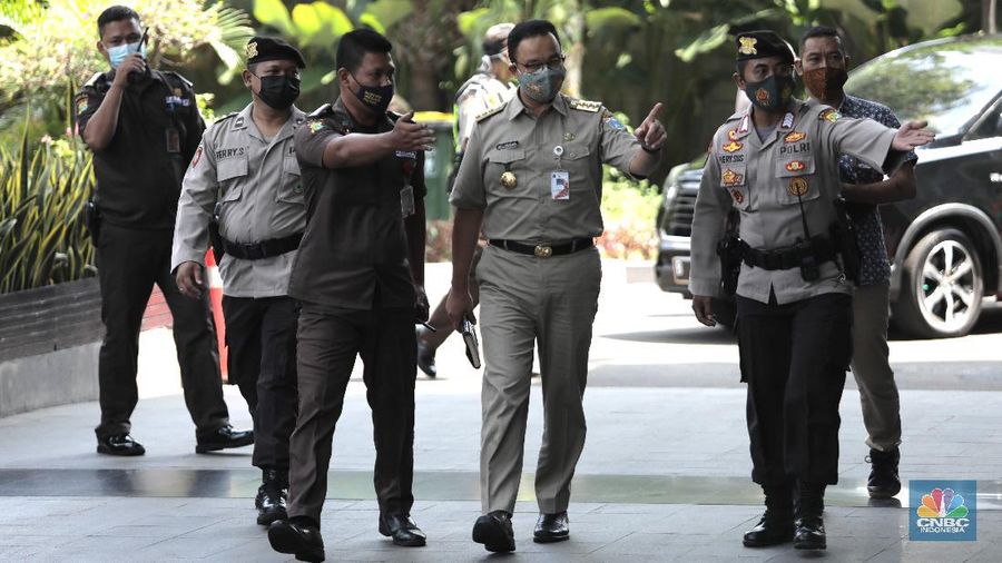 Gubernur DKI Jakarta Anies Baswedan tiba di Gedung Merah Putih KPK di Jakarta, Selasa (21/9). Anies penuhin panggilan KPK sebagai saksi atas kasus dugaan korupsi pengadaan lahan di Munjul, Kelurahan Pondok Ranggon, Kecamatan Cipayung, Jakarta Timur tahun 2019 dengan tersangka Direktur Utama Perusahaan Umum Daerah Pembangunan Sarana Jaya, Yoory Corneles Pinontoan. (CNBC Indonesia/ Muhammad Sabki)