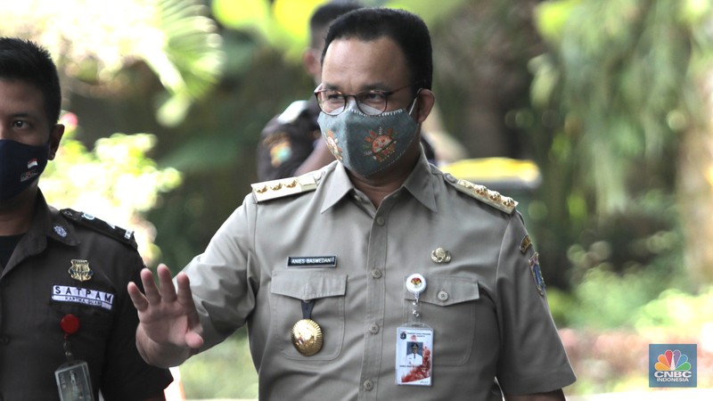 Gubernur DKI Jakarta Anies Baswedan tiba di Gedung Merah Putih KPK di Jakarta, Selasa (21/9). Anies penuhin panggilan KPK sebagai saksi atas kasus dugaan korupsi pengadaan lahan di Munjul, Kelurahan Pondok Ranggon, Kecamatan Cipayung, Jakarta Timur tahun 2019 dengan tersangka Direktur Utama Perusahaan Umum Daerah Pembangunan Sarana Jaya, Yoory Corneles Pinontoan. (CNBC Indonesia/ Muhammad Sabki)