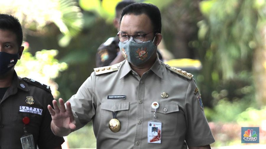 Gubernur DKI Jakarta Anies Baswedan tiba di Gedung Merah Putih KPK di Jakarta, Selasa (21/9). Anies penuhin panggilan KPK sebagai saksi atas kasus dugaan korupsi pengadaan lahan di Munjul, Kelurahan Pondok Ranggon, Kecamatan Cipayung, Jakarta Timur tahun 2019 dengan tersangka Direktur Utama Perusahaan Umum Daerah Pembangunan Sarana Jaya, Yoory Corneles Pinontoan. (CNBC Indonesia/ Muhammad Sabki)
