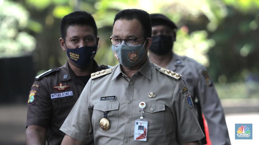 Gubernur DKI Jakarta Anies Baswedan tiba di Gedung Merah Putih KPK di Jakarta, Selasa (21/9). Anies penuhin panggilan KPK sebagai saksi atas kasus dugaan korupsi pengadaan lahan di Munjul, Kelurahan Pondok Ranggon, Kecamatan Cipayung, Jakarta Timur tahun 2019 dengan tersangka Direktur Utama Perusahaan Umum Daerah Pembangunan Sarana Jaya, Yoory Corneles Pinontoan. (CNBC Indonesia/ Muhammad Sabki)