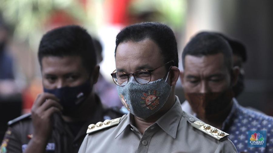 Gubernur DKI Jakarta Anies Baswedan tiba di Gedung Merah Putih KPK di Jakarta, Selasa (21/9). Anies penuhin panggilan KPK sebagai saksi atas kasus dugaan korupsi pengadaan lahan di Munjul, Kelurahan Pondok Ranggon, Kecamatan Cipayung, Jakarta Timur tahun 2019 dengan tersangka Direktur Utama Perusahaan Umum Daerah Pembangunan Sarana Jaya, Yoory Corneles Pinontoan. (CNBC Indonesia/ Muhammad Sabki)