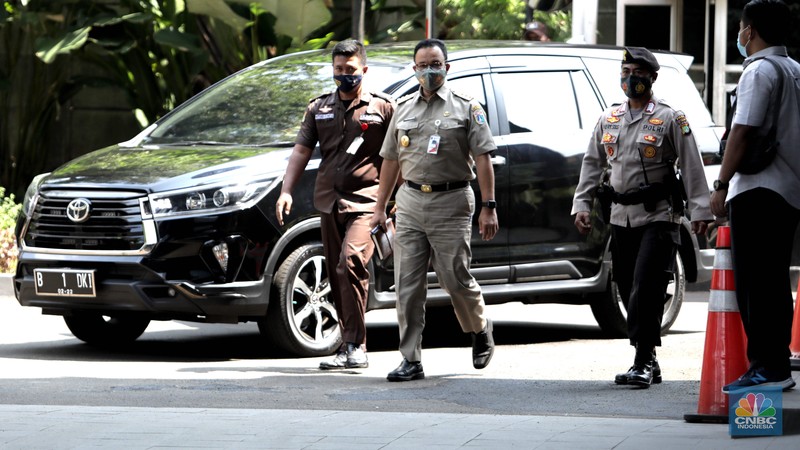 Gubernur DKI Jakarta Anies Baswedan tiba di Gedung Merah Putih KPK di Jakarta, Selasa (21/9). Anies penuhin panggilan KPK sebagai saksi atas kasus dugaan korupsi pengadaan lahan di Munjul, Kelurahan Pondok Ranggon, Kecamatan Cipayung, Jakarta Timur tahun 2019 dengan tersangka Direktur Utama Perusahaan Umum Daerah Pembangunan Sarana Jaya, Yoory Corneles Pinontoan. (CNBC Indonesia/ Muhammad Sabki) Gubernur DKI Jakarta Anies Baswedan tiba di Gedung Merah Putih KPK di Jakarta, Selasa (21/9). Anies penuhin panggilan KPK sebagai saksi atas kasus dugaan korupsi pengadaan lahan di Munjul, Kelurahan Pondok Ranggon, Kecamatan Cipayung, Jakarta Timur tahun 2019 dengan tersangka Direktur Utama Perusahaan Umum Daerah Pembangunan Sarana Jaya, Yoory Corneles Pinontoan. (CNBC Indonesia/ Muhammad Sabki)