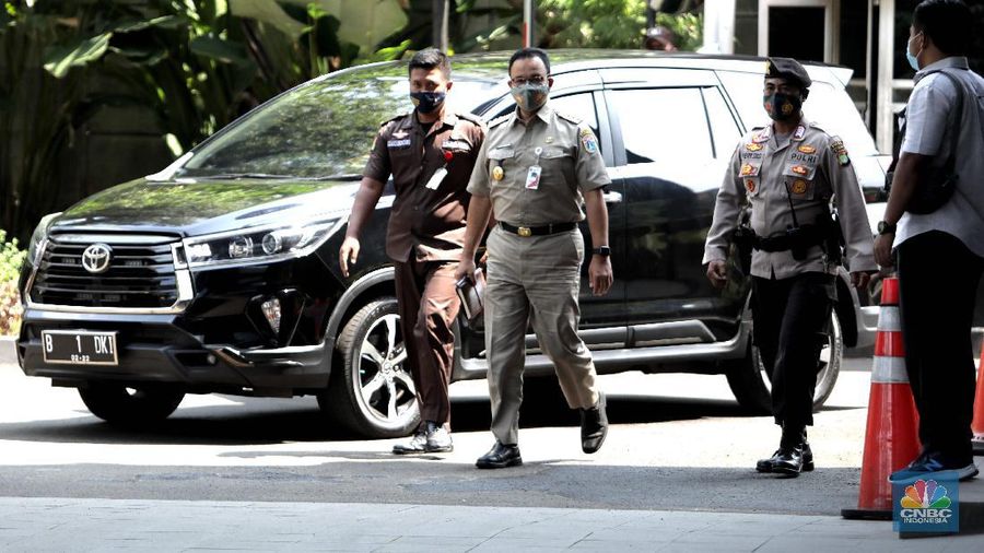 Gubernur DKI Jakarta Anies Baswedan tiba di Gedung Merah Putih KPK di Jakarta, Selasa (21/9). Anies penuhin panggilan KPK sebagai saksi atas kasus dugaan korupsi pengadaan lahan di Munjul, Kelurahan Pondok Ranggon, Kecamatan Cipayung, Jakarta Timur tahun 2019 dengan tersangka Direktur Utama Perusahaan Umum Daerah Pembangunan Sarana Jaya, Yoory Corneles Pinontoan. (CNBC Indonesia/ Muhammad Sabki)