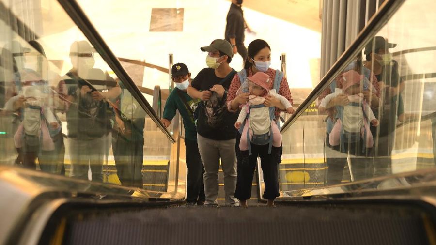 Sejumlah warga melakukan aktivitas didalam Lippo Mal Puri, Kembangan, Jakarta, Selasa (21/9/2021). Pemerintah melakukan penyesuaian aktivitas masyarakat dalam ketentuan Pemberlakuan Pembatasan Kegiatan Masyarakat (PPKM) terbaru, yang berlaku dua pekan sampai 4 Oktober 2021. Salah satunya yaitu uji coba pembukaan pusat perbelanjaan/ mal bagi anak-anak di bawah 12 tahun. Uji coba pembukaan pusat perbelanjaan/Mall bagi anak-anak di bawah usia kurang dari 12 tahun dengan pengawasan dan pendampingan orang tua,
