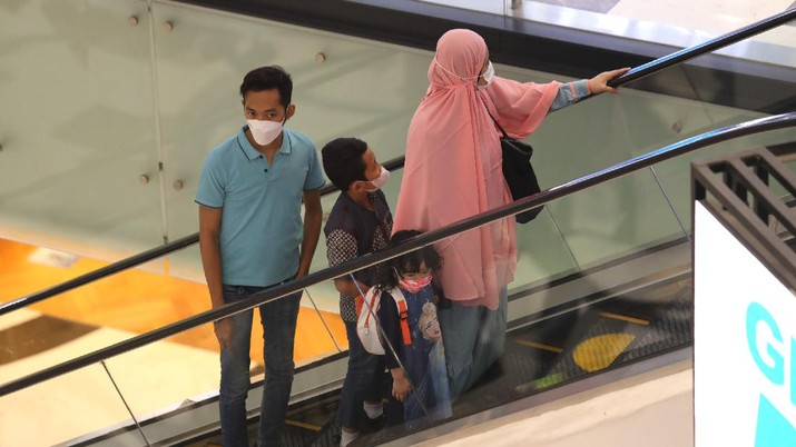 Ilustrasi Mall Sejumlah warga melakukan aktivitas didalam Lippo Mal Puri, Kembangan, Jakarta, Selasa (21/9/2021). Pemerintah melakukan penyesuaian aktivitas masyarakat dalam ketentuan Pemberlakuan Pembatasan Kegiatan Masyarakat (PPKM) terbaru, yang berlaku dua pekan sampai 4 Oktober 2021. Salah satunya yaitu uji coba pembukaan pusat perbelanjaan/ mal bagi anak-anak di bawah 12 tahun. Uji coba pembukaan pusat perbelanjaan/Mall bagi anak-anak di bawah usia kurang dari 12 tahun dengan pengawasan dan pendampingan orang tua,