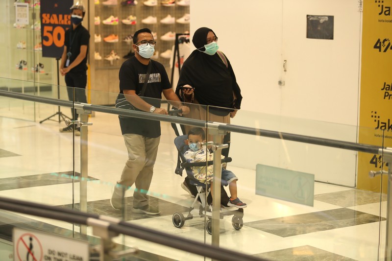 Sejumlah warga melakukan aktivitas didalam Lippo Mal Puri, Kembangan, Jakarta, Selasa (21/9/2021). Pemerintah melakukan penyesuaian aktivitas masyarakat dalam ketentuan Pemberlakuan Pembatasan Kegiatan Masyarakat (PPKM) terbaru, yang berlaku dua pekan sampai 4 Oktober 2021. Salah satunya yaitu uji coba pembukaan pusat perbelanjaan/ mal bagi anak-anak di bawah 12 tahun. Uji coba pembukaan pusat perbelanjaan/Mall bagi anak-anak di bawah usia kurang dari 12 tahun dengan pengawasan dan pendampingan orang tua,