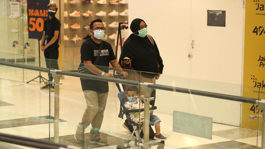 Sejumlah warga melakukan aktivitas didalam Lippo Mal Puri, Kembangan, Jakarta, Selasa (21/9/2021). Pemerintah melakukan penyesuaian aktivitas masyarakat dalam ketentuan Pemberlakuan Pembatasan Kegiatan Masyarakat (PPKM) terbaru, yang berlaku dua pekan sampai 4 Oktober 2021. Salah satunya yaitu uji coba pembukaan pusat perbelanjaan/ mal bagi anak-anak di bawah 12 tahun. Uji coba pembukaan pusat perbelanjaan/Mall bagi anak-anak di bawah usia kurang dari 12 tahun dengan pengawasan dan pendampingan orang tua,