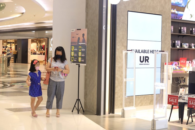 Ilustrasi Mall Sejumlah warga melakukan aktivitas didalam Lippo Mal Puri, Kembangan, Jakarta, Selasa (21/9/2021). Pemerintah melakukan penyesuaian aktivitas masyarakat dalam ketentuan Pemberlakuan Pembatasan Kegiatan Masyarakat (PPKM) terbaru, yang berlaku dua pekan sampai 4 Oktober 2021. Salah satunya yaitu uji coba pembukaan pusat perbelanjaan/ mal bagi anak-anak di bawah 12 tahun. Uji coba pembukaan pusat perbelanjaan/Mall bagi anak-anak di bawah usia kurang dari 12 tahun dengan pengawasan dan pendampingan orang tua,
