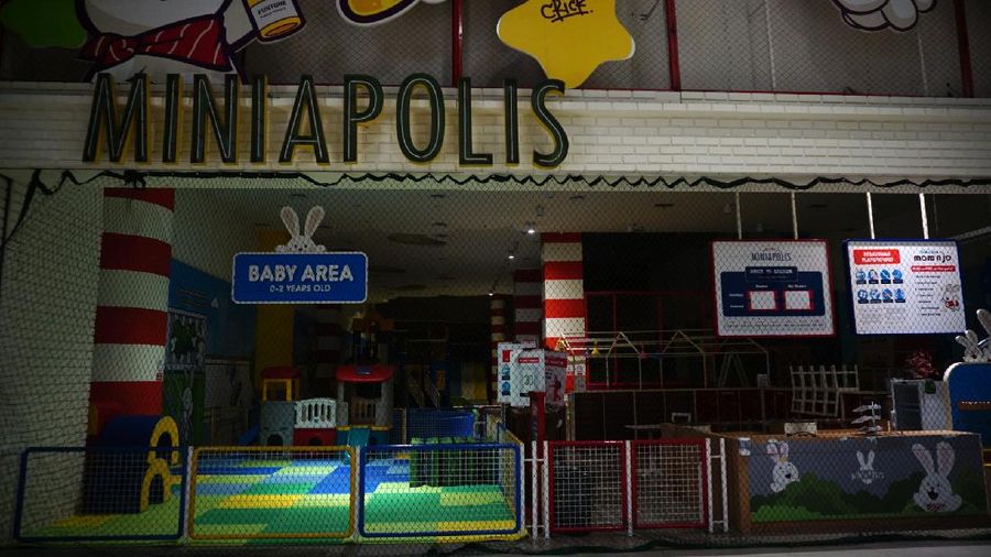 Sejumlah warga melakukan aktivitas didalam Lippo Mal Puri, Kembangan, Jakarta, Selasa (21/9/2021). Pemerintah melakukan penyesuaian aktivitas masyarakat dalam ketentuan Pemberlakuan Pembatasan Kegiatan Masyarakat (PPKM) terbaru, yang berlaku dua pekan sampai 4 Oktober 2021. Salah satunya yaitu uji coba pembukaan pusat perbelanjaan/ mal bagi anak-anak di bawah 12 tahun. Uji coba pembukaan pusat perbelanjaan/Mall bagi anak-anak di bawah usia kurang dari 12 tahun dengan pengawasan dan pendampingan orang tua,