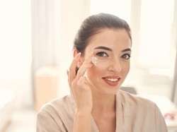 7 Rekomendasi Moisturizer Kulit Kering untuk Usia 40 Tahun ke Atas 7 Rekomendasi Moisturizer Kulit Kering untuk Usia 40 Tahun ke Atas