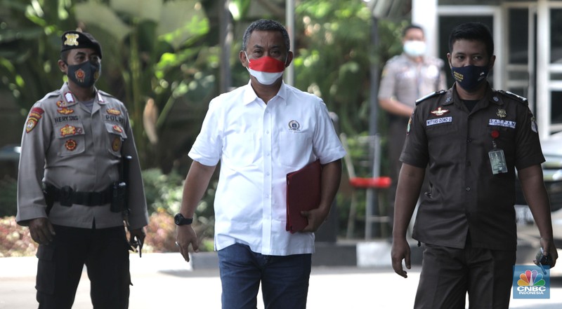 Gubernur DKI Jakarta Anies Baswedan tiba di Gedung Merah Putih KPK di Jakarta, Selasa (21/9). Anies penuhin panggilan KPK sebagai saksi atas kasus dugaan korupsi pengadaan lahan di Munjul, Kelurahan Pondok Ranggon, Kecamatan Cipayung, Jakarta Timur tahun 2019 dengan tersangka Direktur Utama Perusahaan Umum Daerah Pembangunan Sarana Jaya, Yoory Corneles Pinontoan. (CNBC Indonesia/ Muhammad Sabki)