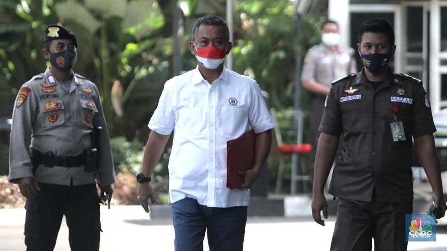 Gubernur DKI Jakarta Anies Baswedan tiba di Gedung Merah Putih KPK di Jakarta, Selasa (21/9). Anies penuhin panggilan KPK sebagai saksi atas kasus dugaan korupsi pengadaan lahan di Munjul, Kelurahan Pondok Ranggon, Kecamatan Cipayung, Jakarta Timur tahun 2019 dengan tersangka Direktur Utama Perusahaan Umum Daerah Pembangunan Sarana Jaya, Yoory Corneles Pinontoan. (CNBC Indonesia/ Muhammad Sabki)