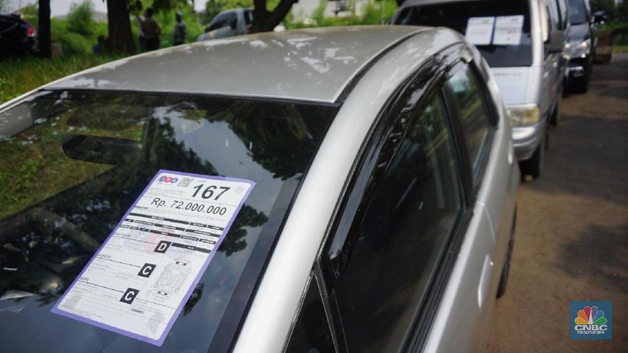 Calon pembeli memeriksa mobil lelangan yang berada di PT.JBA Indonesia, Jakarta, Selasa (21/9/2021). Dalam gelaran lelang yang diadakan oleh JBA Indonesia ini dilakukan secara terbuka untuk umum bahkan perorangan juga bisa mengikuti lelang mobil ini. Untuk mengikuti lelang ini cukup mudah, calon pembeli hanya perlu datang dalam melihat unit kendaraan, jika cocok bisa langsung daftar dengan mendepositkan sebesar Rp. 5 juta per satu unit kendaraan. Kegiatan lelang kendaraan ini hanya ada di setiap hari Selasa dibuka pada pukul 09:00-hingga selesai. Salah satu peserta lelang menjelaskan 