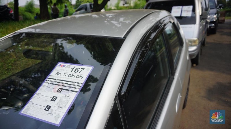 Calon pembeli memeriksa mobil lelangan yang berada di PT.JBA Indonesia, Jakarta, Selasa (21/9/2021). Dalam gelaran lelang yang diadakan oleh JBA Indonesia ini dilakukan secara terbuka untuk umum bahkan perorangan juga bisa mengikuti lelang mobil ini. Untuk mengikuti lelang ini cukup mudah, calon pembeli hanya perlu datang dalam melihat unit kendaraan, jika cocok bisa langsung daftar dengan mendepositkan sebesar Rp. 5 juta per satu unit kendaraan. Kegiatan lelang kendaraan ini hanya ada di setiap hari Selasa dibuka pada pukul 09:00-hingga selesai. Salah satu peserta lelang menjelaskan 