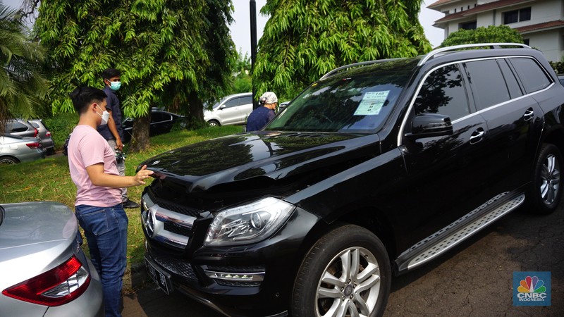 Calon pembeli memeriksa mobil lelangan yang berada di PT.JBA Indonesia, Jakarta, Selasa (21/9/2021). Dalam gelaran lelang yang diadakan oleh JBA Indonesia ini dilakukan secara terbuka untuk umum bahkan perorangan juga bisa mengikuti lelang mobil ini. Untuk mengikuti lelang ini cukup mudah, calon pembeli hanya perlu datang dalam melihat unit kendaraan, jika cocok bisa langsung daftar dengan mendepositkan sebesar Rp. 5 juta per satu unit kendaraan. Kegiatan lelang kendaraan ini hanya ada di setiap hari Selasa dibuka pada pukul 09:00-hingga selesai. Salah satu peserta lelang menjelaskan 