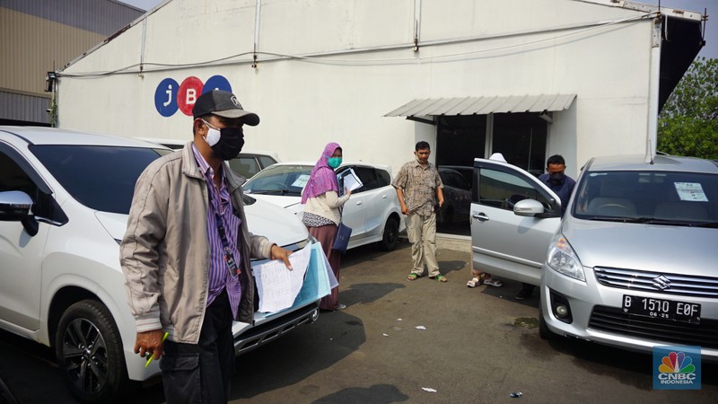 Lelang Mobil Calon pembeli memeriksa mobil lelangan yang berada di PT.JBA Indonesia, Jakarta, Selasa (21/9/2021). Dalam gelaran lelang yang diadakan oleh JBA Indonesia ini dilakukan secara terbuka untuk umum bahkan perorangan juga bisa mengikuti lelang mobil ini. Untuk mengikuti lelang ini cukup mudah, calon pembeli hanya perlu datang dalam melihat unit kendaraan, jika cocok bisa langsung daftar dengan mendepositkan sebesar Rp. 5 juta per satu unit kendaraan. Kegiatan lelang kendaraan ini hanya ada di setiap hari Selasa dibuka pada pukul 09:00-hingga selesai. Salah satu peserta lelang menjelaskan