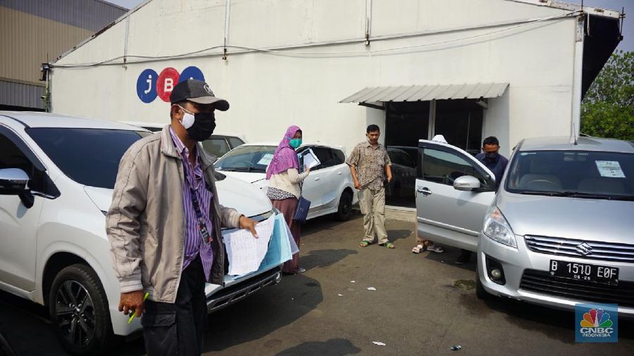 Calon pembeli memeriksa mobil lelangan yang berada di PT.JBA Indonesia, Jakarta, Selasa (21/9/2021). Dalam gelaran lelang yang diadakan oleh JBA Indonesia ini dilakukan secara terbuka untuk umum bahkan perorangan juga bisa mengikuti lelang mobil ini. Untuk mengikuti lelang ini cukup mudah, calon pembeli hanya perlu datang dalam melihat unit kendaraan, jika cocok bisa langsung daftar dengan mendepositkan sebesar Rp. 5 juta per satu unit kendaraan. Kegiatan lelang kendaraan ini hanya ada di setiap hari Selasa dibuka pada pukul 09:00-hingga selesai. Salah satu peserta lelang menjelaskan 