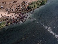 Menyemut! Potret Masalah Baru AS di Bawah Jembatan Texas