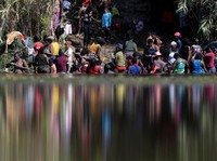 AS Diserbu, Ribuan Orang Bergerak dari Selatan Bawa Salib