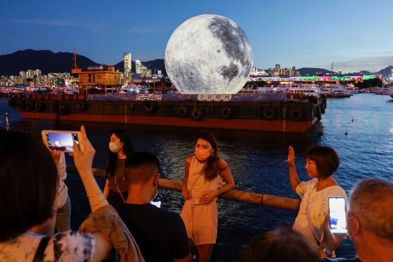 Gunung Berapi Cumbre Vieja di El Paso, spanyol Residents watch lava following the eruption of a volcano in the Cumbre Vieja national park at El Paso, on the Canary Island of La Palma, September 19, 2021. Pictures taken September 19, 2021. REUTERS/Borja Suarez