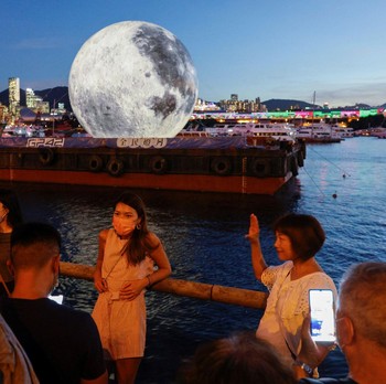 Wow! Bulan 'Jatuh' di Kota Hong Kong, Ini Penampakannya
